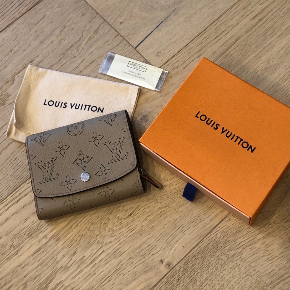 AUTHENTIC Louis Vuitton Beige Monogram Mahina Portefeuille Iris Compact Wallet